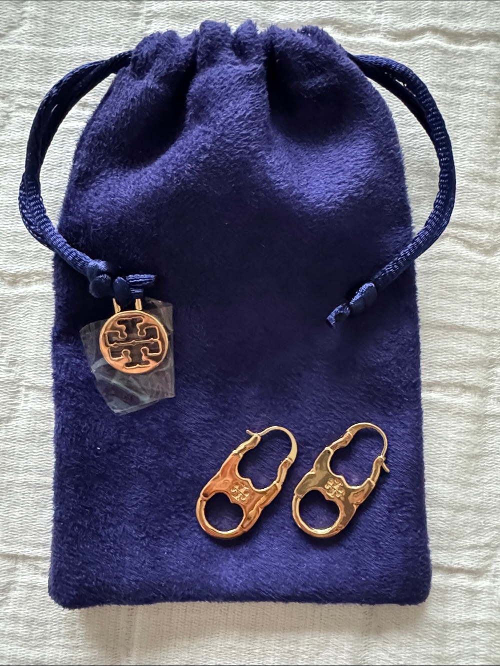 Tory Burch NWOT Carabiner Logo Charm Earrings - Gold, 1” Drop